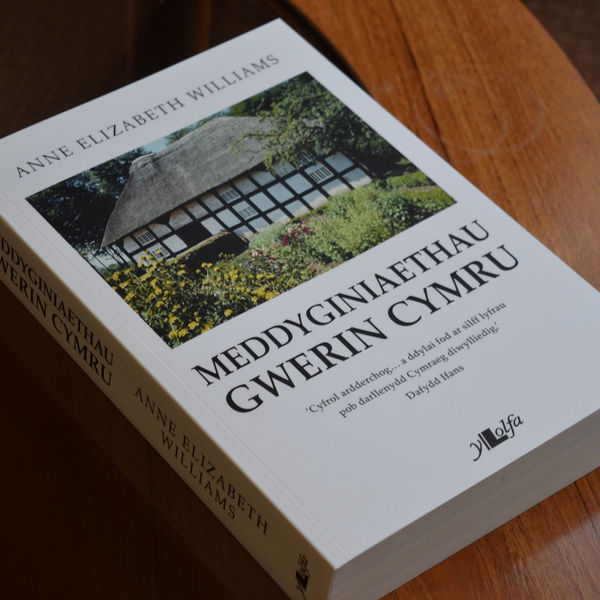 Codi llen ar feddyginiaethau gwerin Cymru
